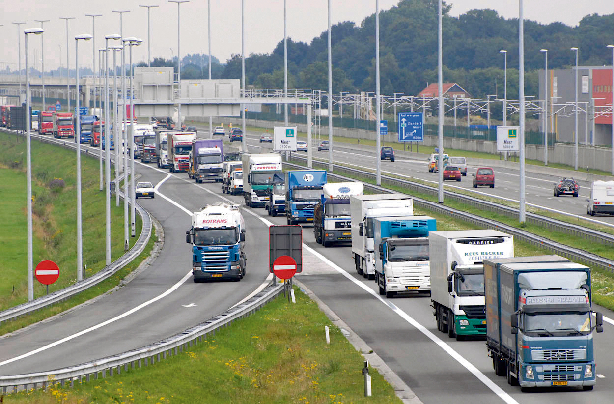 https://www.nieuwsbladtransport.nl/wp-content/uploads/2018/12/wegvervoer-wegtransport-Hazeldonk-Nederland-Belgie%CC%88-A16-vrachtwagens.jpg
